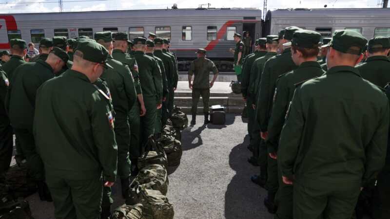 Мобилизованному угрожают делом о «самовольном оставлении части» за попытки родственников добиться выплат