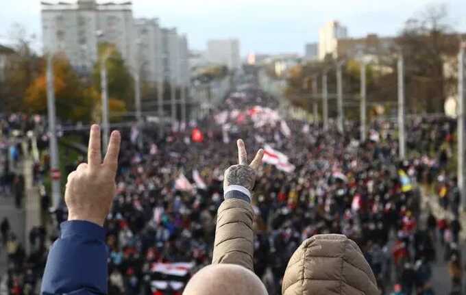 В Минске снова масштабный протест: Силовики используют шумовые гранаты и резиновые пули