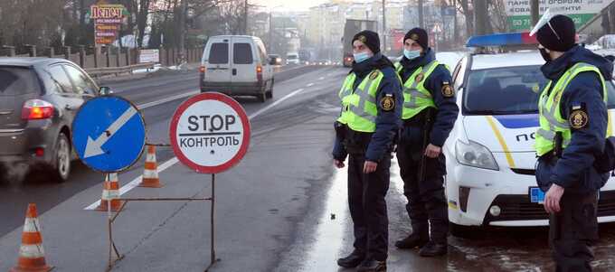 На Прикарпатье люди перекрыли дорогу, требуя отменить карантин