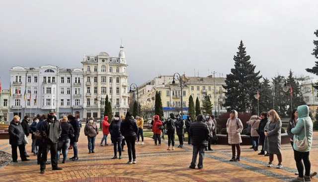 "Нет дистанционному обучению": в Виннице родители школьников вышли на протест