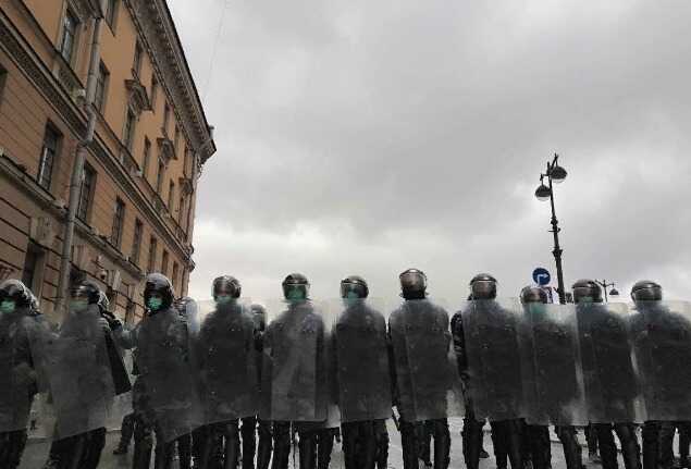 В Петербурге росгвардеец подвернул ногу на акции протеста — его отвезли в больницу