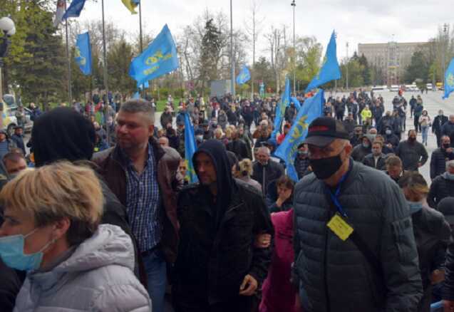 Потребовали отмены карантина: в Николаеве участники акции протеста ворвались в мэрию