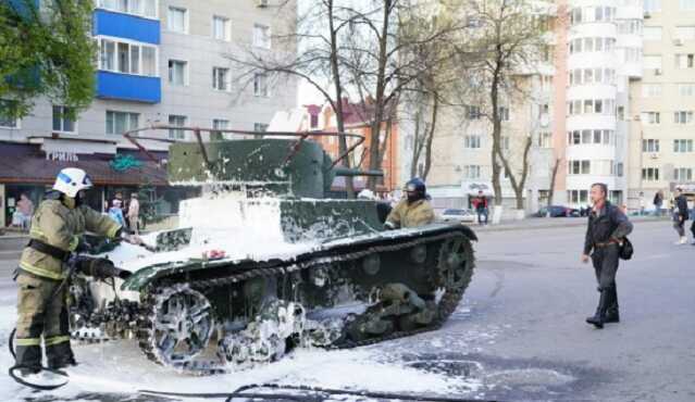 Появилось видео загоревшегося танка на репетиции парада в Уфе