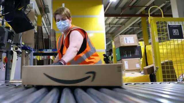 В Британии сотрудникам Amazon, которые не опаздывают на работу, будут платить по 88 евро