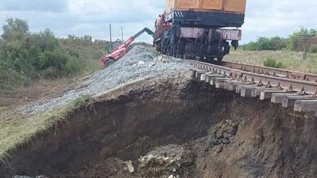 "Укрзализныця" изменила маршрут поездов из-за провала на Буковине