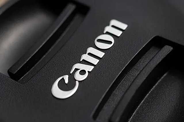 Canon приостановил работу в России