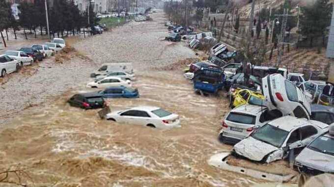 В Саудовской Аравии мощные ливни парализовали движение на трассе, потоки воды смывали авто: есть погибшие