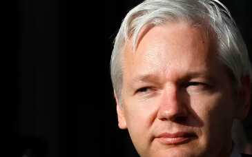 Основатель WikiLeaks Ассанж вышел из зала суда свободным