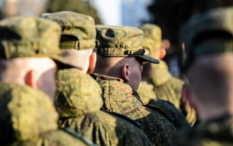 Российские военнослужащие срочной службы выражают протест против обязательных выплат за контракты