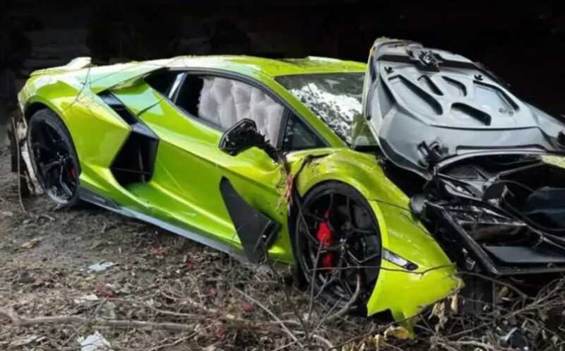 В Ливане разбился новейший Lamborghini Revuelto: сотрудник автосалона не смог справиться с управлением