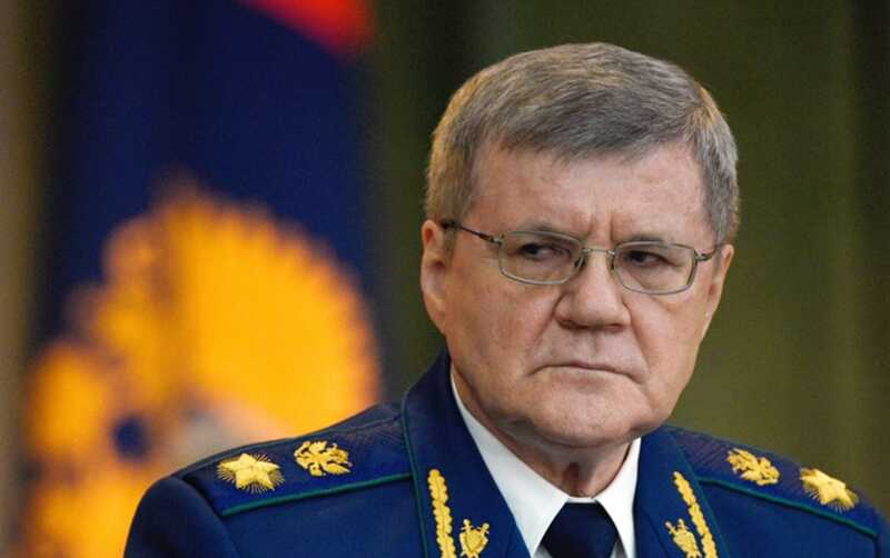 Стая чаек заблокировала путь машине скорой помощи, чтобы поужинать в ресторане