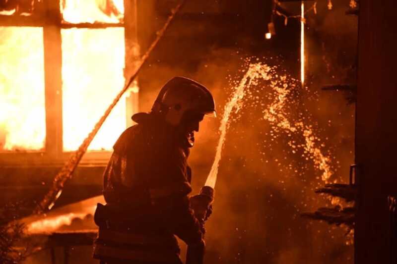 В Москве продолжаются работы по ликвидации пожара в банном комплексе