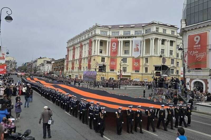 Во Владивостоке состоялся Парад Победы с участием множества людей и военной техники