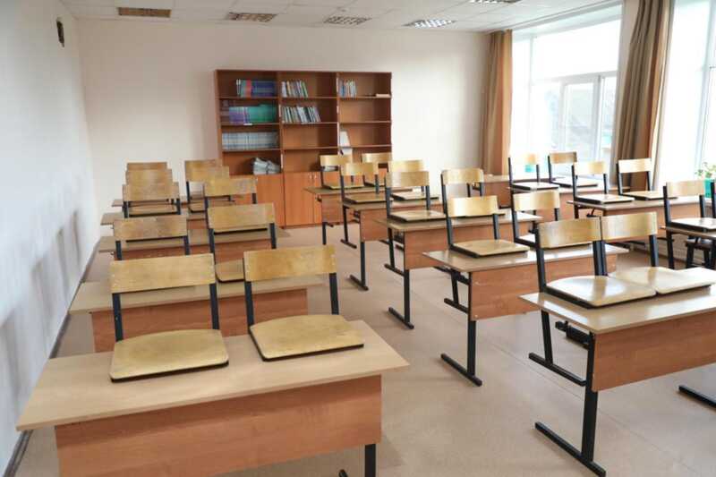 В Узбекистане педагога уволили за ношение советского костюма на школьном мероприятии