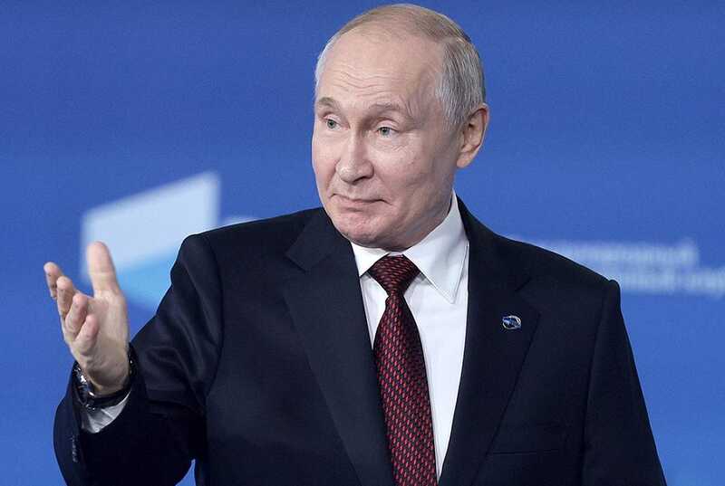 Путин призвал "защитить" россиян от Запада, обращаясь через немецкий микрофон