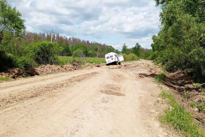 Скорая помощь застряла в грязи по пути к пациентке в село около Приморья
