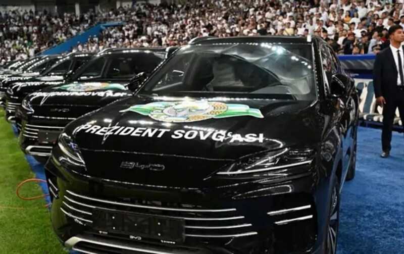 Президент Узбекистана вручил автомобили игрокам национальной сборной в честь их успешного выхода в финал чемпионата мира 2026 года