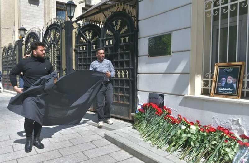 Возле посольства Ирана в Москве установлена импровизированная мемориальная композиция