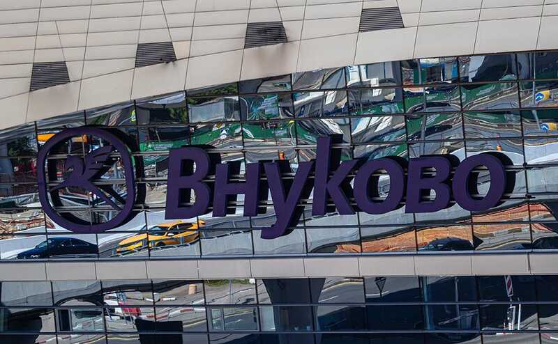 Сотрудники Внуково жалуются на переработки и усталость из-за большого количества пассажиров