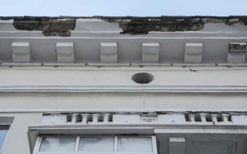 В центре Москвы обрушилась лицевая часть здания