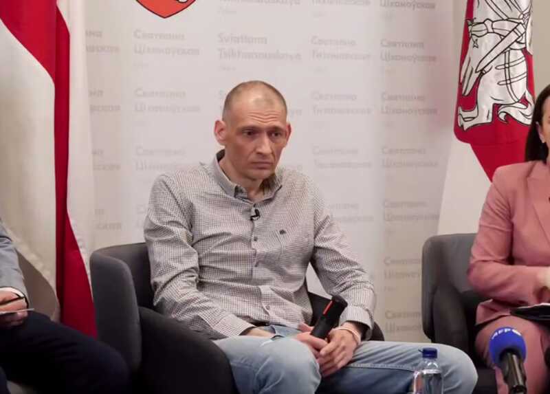 Тихановский не смог удержаться от слёз на брифинге, вспоминая своих детей