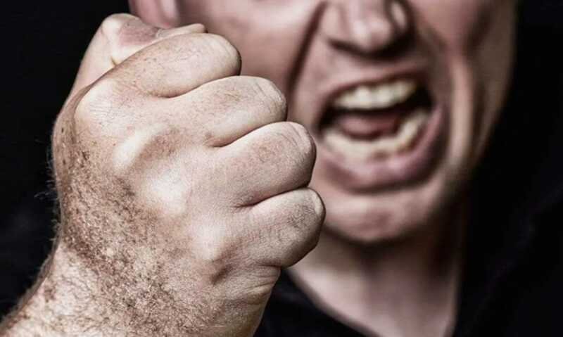 В Татарстане произошёл инцидент, в результате которого мужчина напал на водителя и причинил ущерб его автомобилю