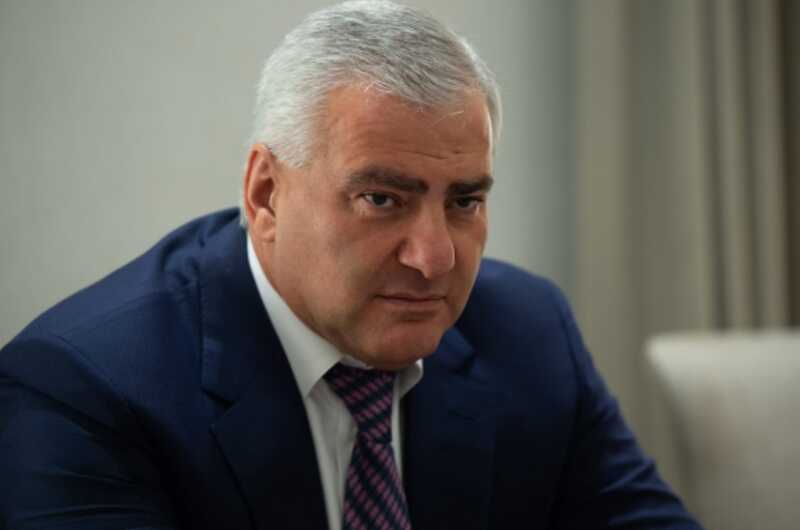 Российского миллиардера Самвела Карапетяна в Армении отправили в тюрьму на два месяца
