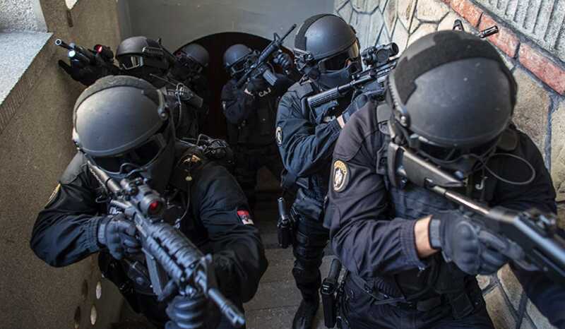 Сербская полиция задержала двух участников протестов в Белграде