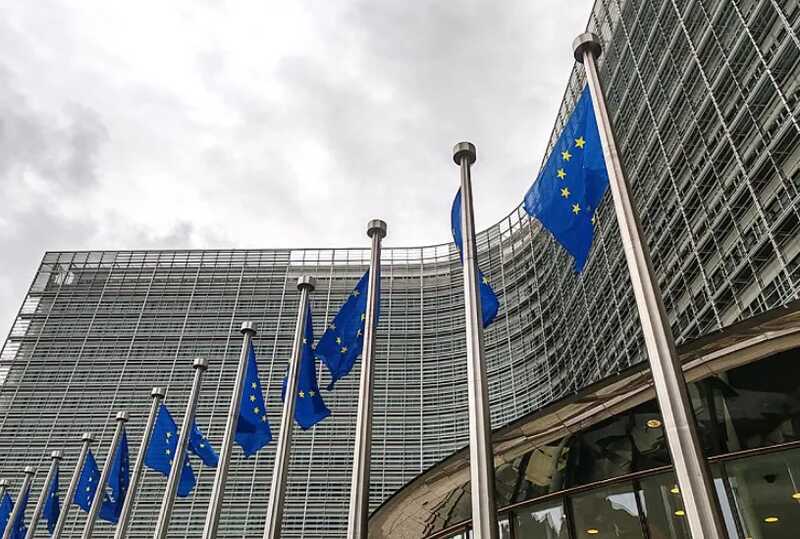 Евросоюз уменьшает лимит цен на российскую нефть и запрещает сделки с основными банками