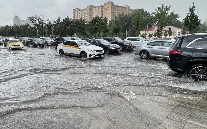 В Москве сильный дождь затопил торговый центр: вода струится с крыши на нижние уровни