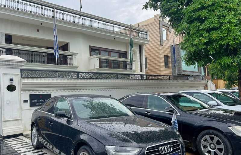 В Индии мужчина организовал поддельное посольство и обманывал сограждан