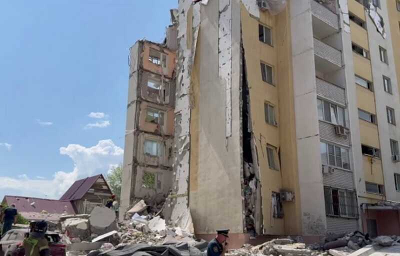 После обрушения здания в Саратове люди оказались под завалами