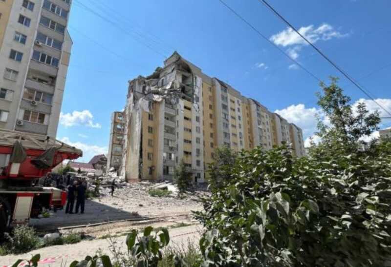 Спасатели обнаружили погибшего ребёнка во время разбора завалов после взрыва дома в Саратове