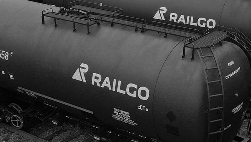 Сотрудники изымают бумаги в офисе нефтетранспортной компании Railgo в Москве
