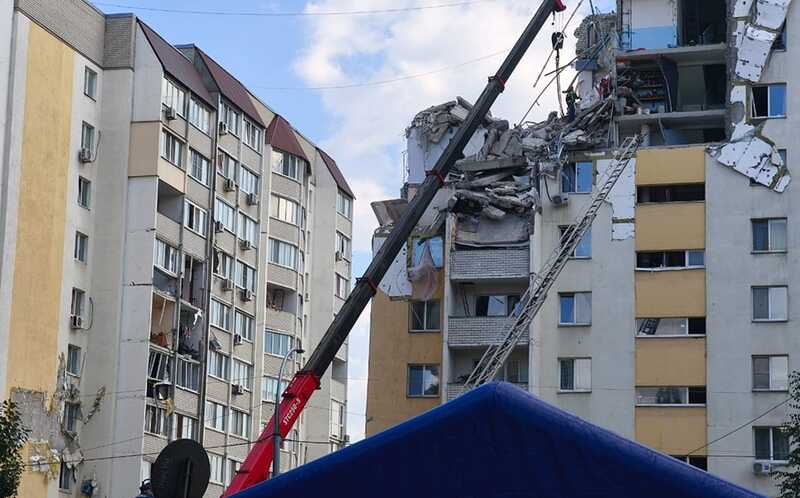 Из-под обломков многоэтажного здания в Саратове достали тело погибшего мужчины