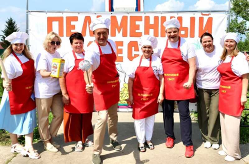 Фестиваль пельменей в деревне Грицово вызвал недовольство из-за установки баннера у мемориала воинам