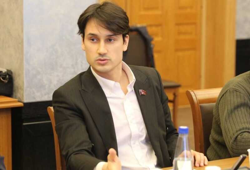Депутата из КПРФ Ивана Апостолевского задержали из-за постов о Навальном