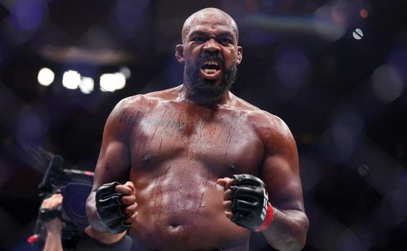 Американский чемпион UFC Джон Джонс рассекал по Москве с мигалками и охраной