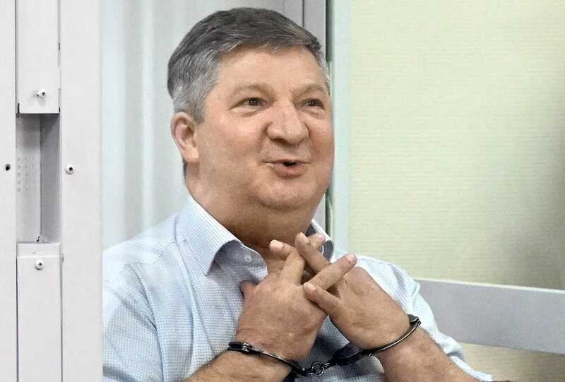 Приговоренный генерал Халил Арсланов пытается избежать тюрьмы, отправившись на фронт
