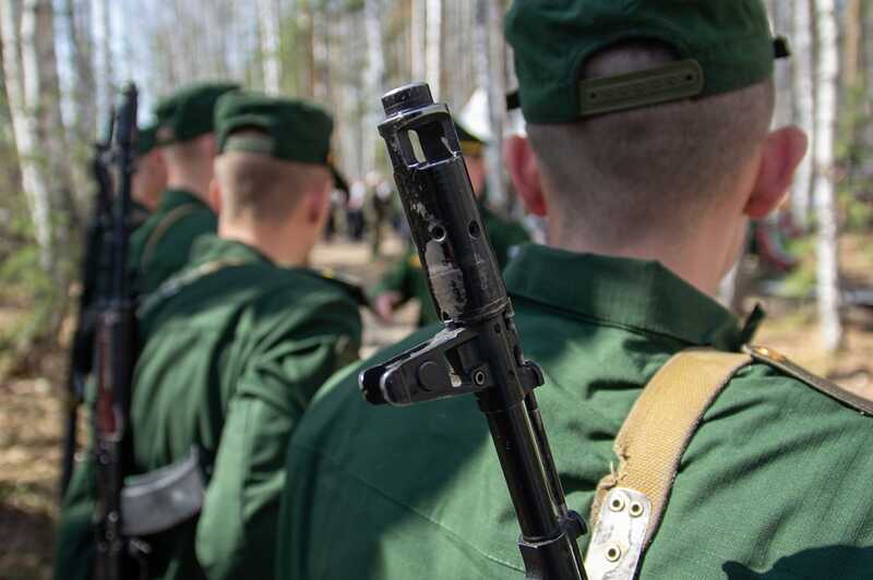Заставили подписать контракт: родственники срочника из Перми жалуются на ущемление прав в военной части