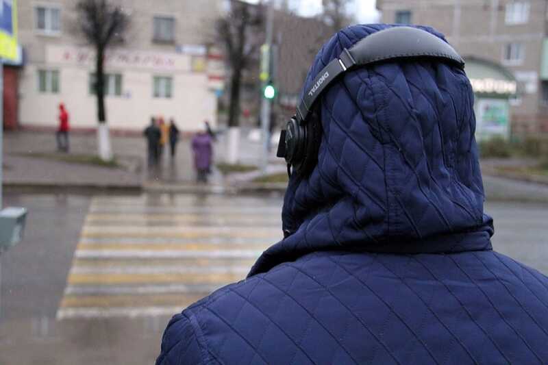 В России предложили наказывать прохожих штрафами за переход дороги в наушниках