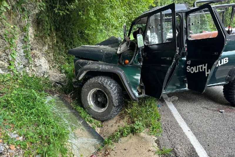 Количество пострадавших в происшествии с перевернувшимся внедорожником УАЗ, который перевозил туристов в Сочи, увеличилось