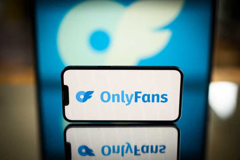 Модель с платформы OnlyFans была уличена в неуплате налогов на сумму свыше 100 миллионов рублей