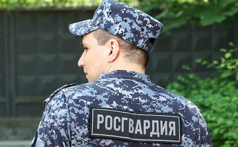 Сотрудник Росгвардии применил слезоточивый газ, избив мужчину под камерами в Ростове-на-Дону