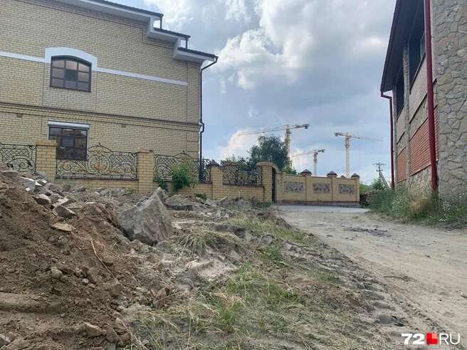 А так забор выглядел в начале июля | Источник: Никита Кифорук / 72.RU